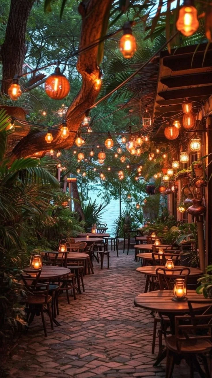 Terraza exterior del restaurante en día luminoso